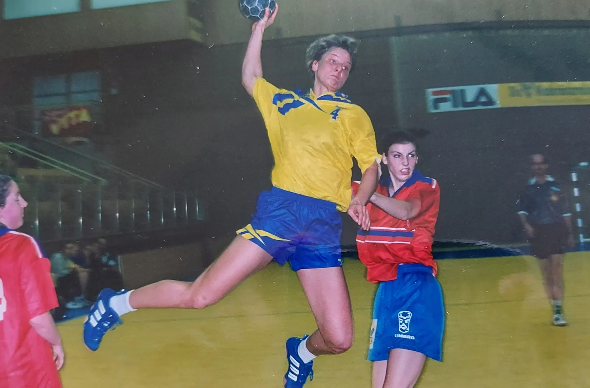 Ruth Swoboda während eines Handballspiels mit Wurf aufs Tor