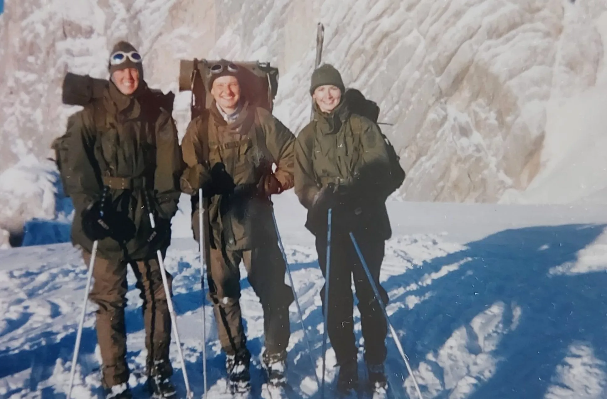 Ruth während ihrer Ausbildung im Heer in den Bergen im Winter