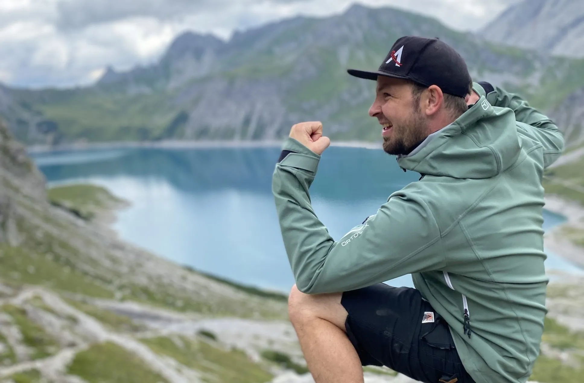 Sabino in den Bergen mit Blick auf den Lühner See