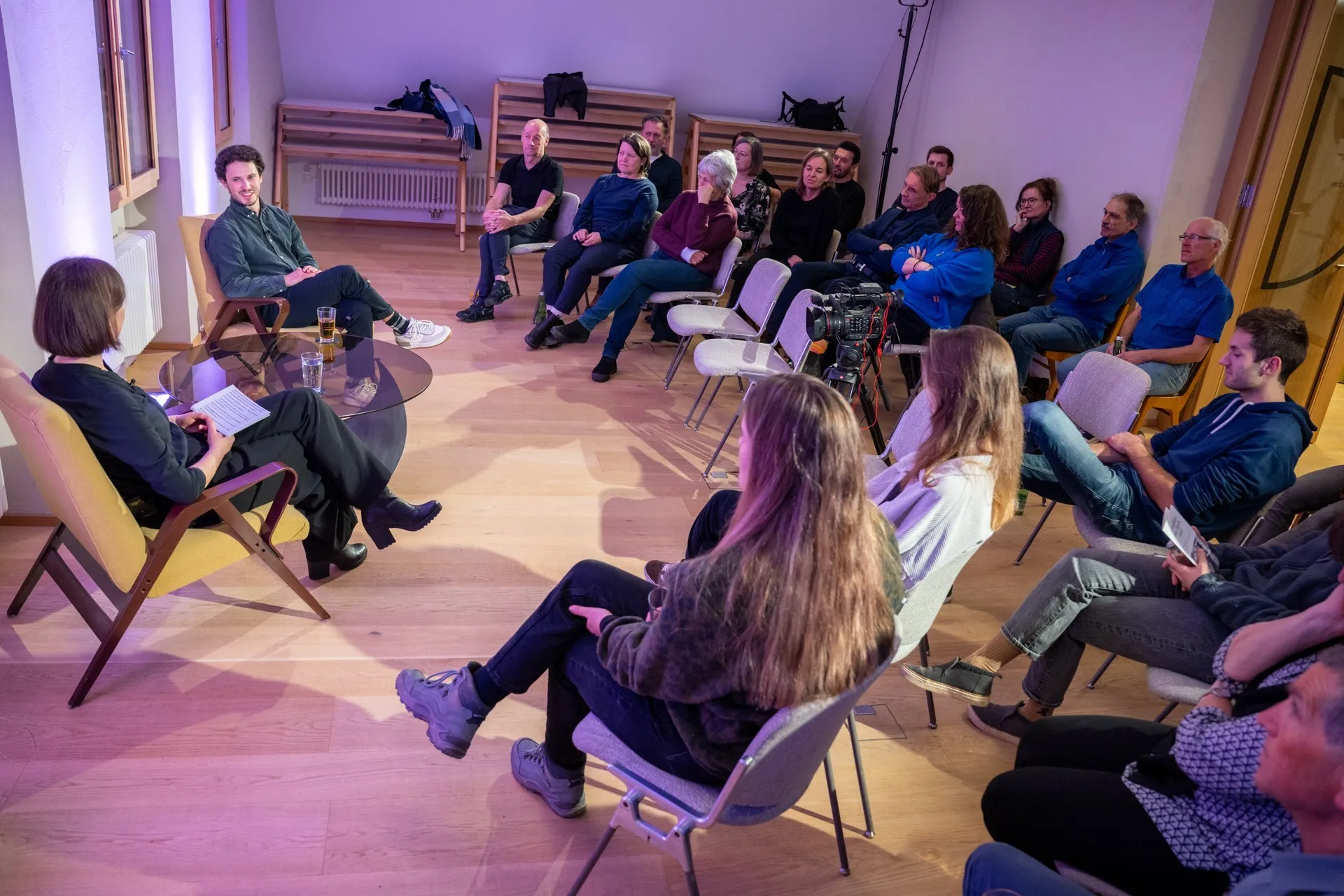 Arbeitslebensgeschichte mit Samuel Nussbaumer, Moderatorin Carmen Jurkovic Burtscher udn Publikum