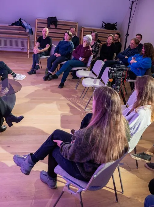 Arbeitslebensgeschichte mit Samuel Nussbaumer, Moderatorin Carmen Jurkovic Burtscher udn Publikum