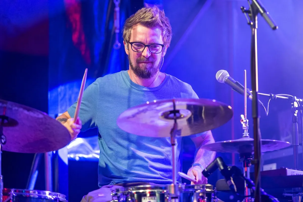 Schlagzeuger mit Brille auf der Schaffarei Bühne