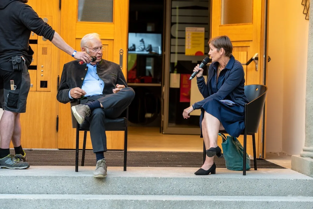 Michaela Feuerstein-Prasser im Gespräch mit Herrn Albrecht vor dem Schaffarei Haus
