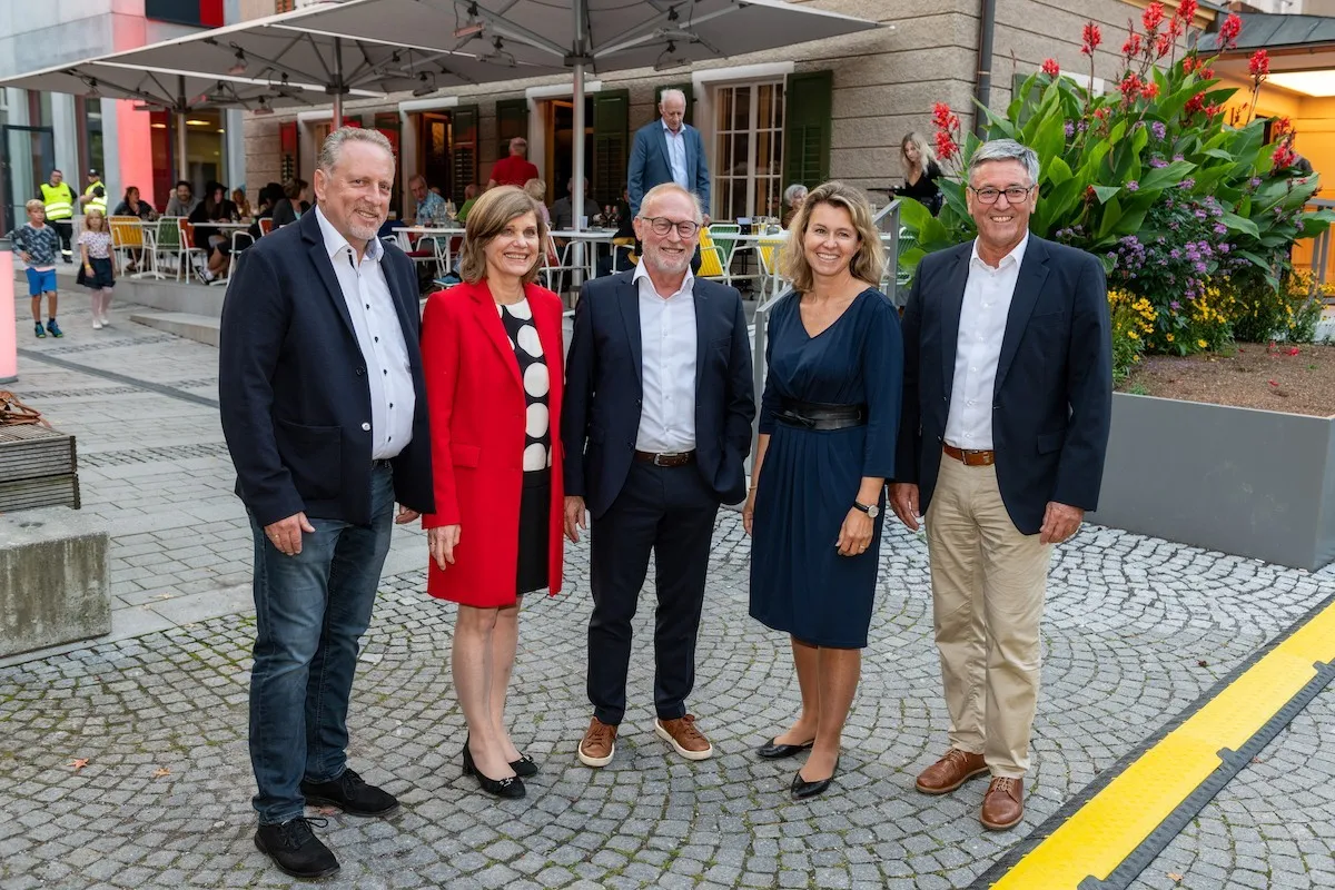 Hubert Hämmerle, Barbara Schöbi-Fink, Rainer Kekeis, Eva King und Wolfgang Matt vor dem Schaffarei Haus