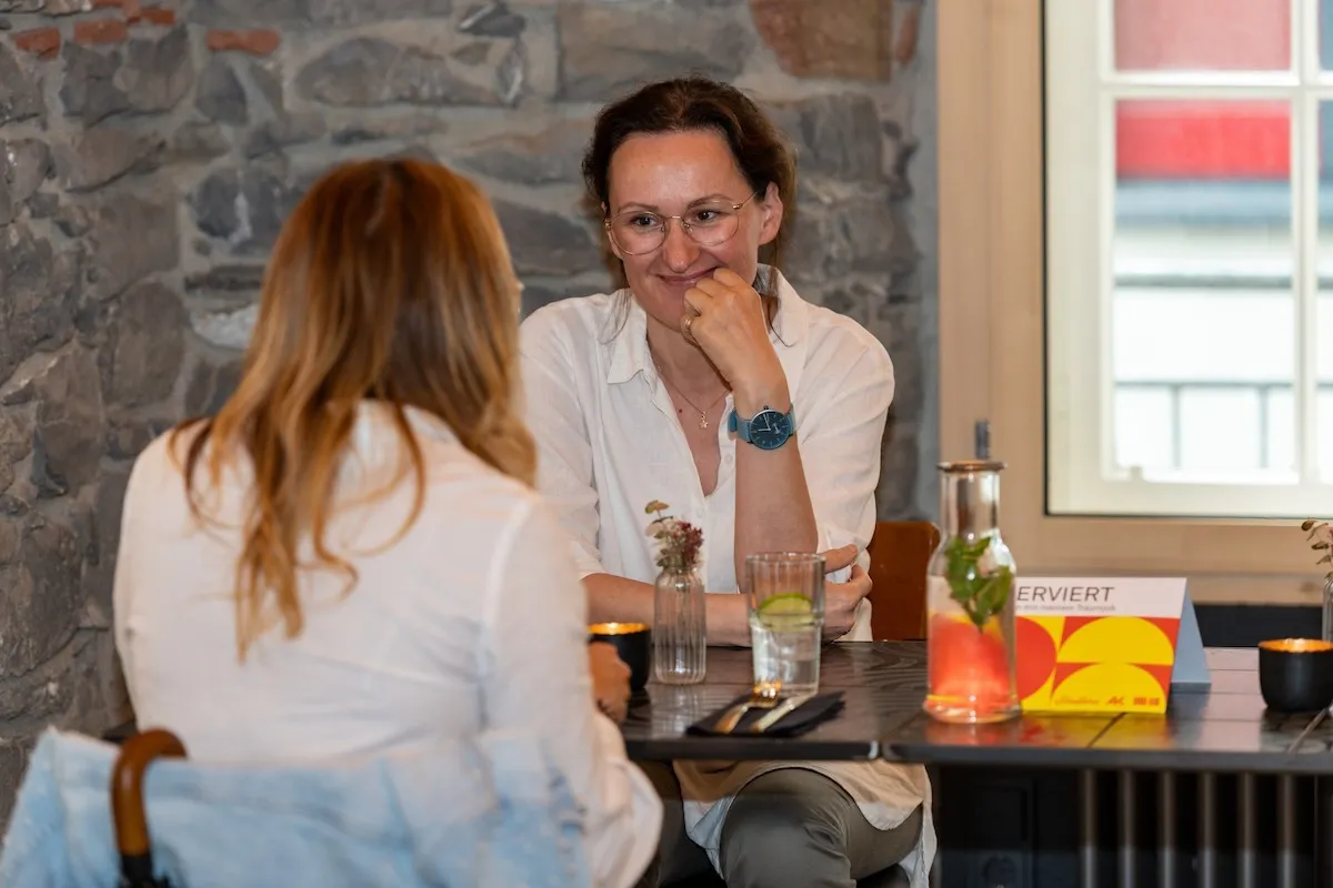 Zwei Frauen im Gespräch im Schaffarei Haus