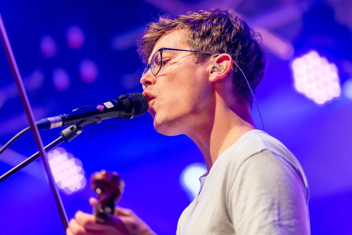 Sänger mit Brille auf der Schaffarei Bühne