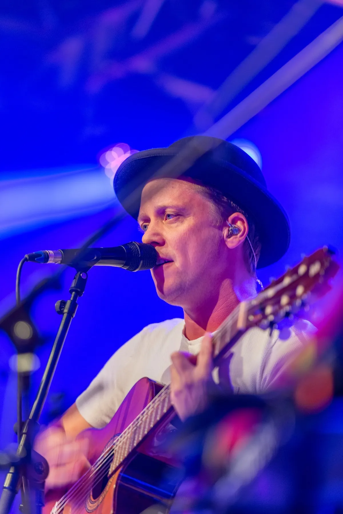 Sänger mit Hut und Gitarre auf der Schaffarei Bühne