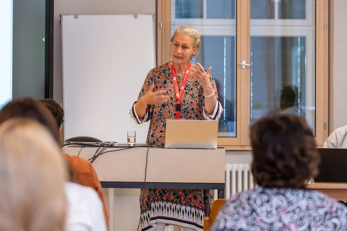 Gestikulierende Vortragende im Seminarraum der Schaffarei