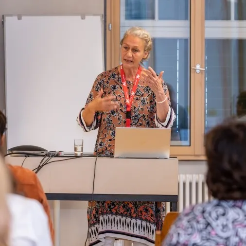 Gestikulierende Vortragende im Seminarraum der Schaffarei