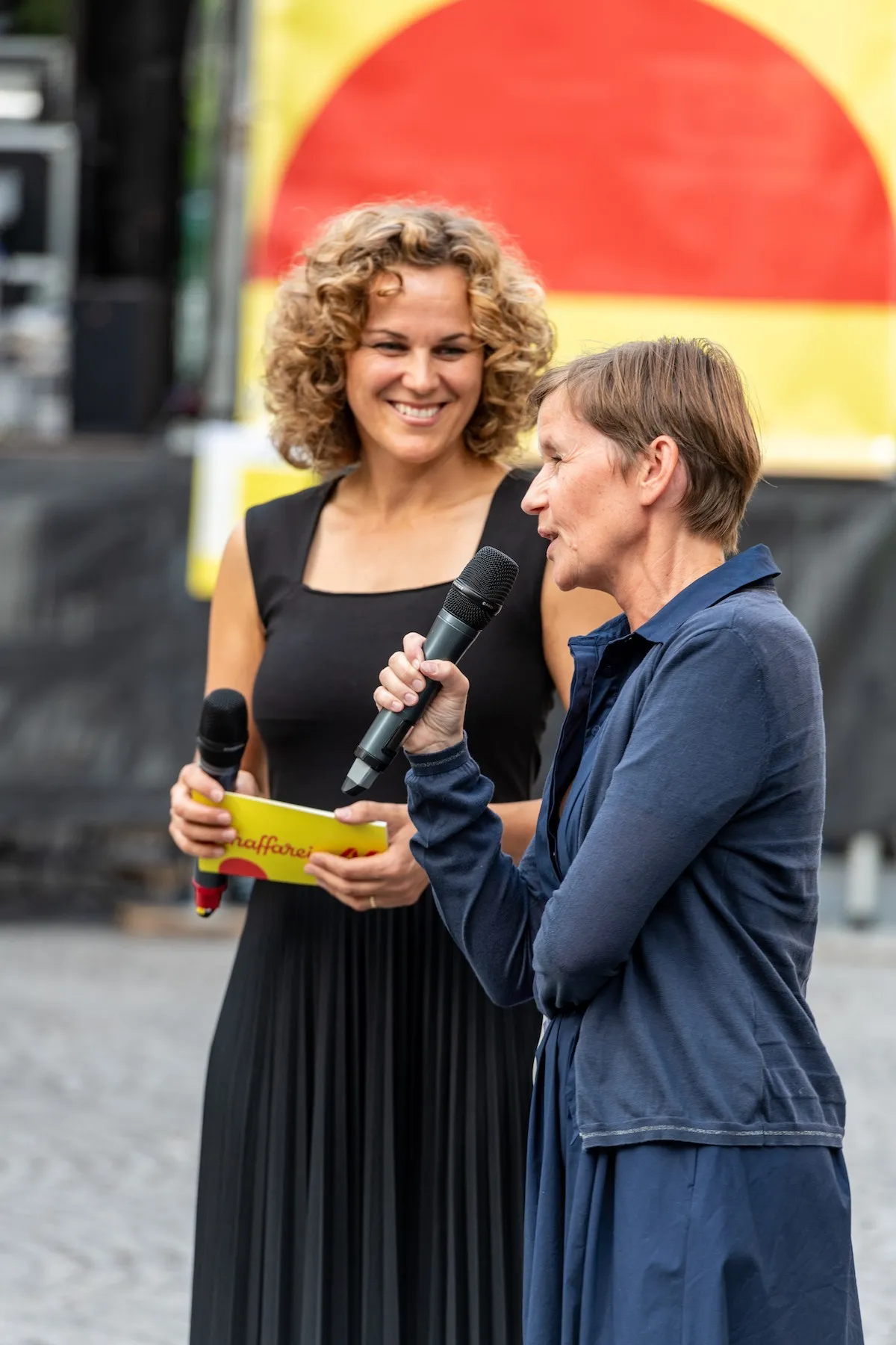Moderatorin Raffaela Rudigier-Gerer und Michaela Feuerstein-Prasser beim Gespräch bei der Schaffarei Eröffnung 2021