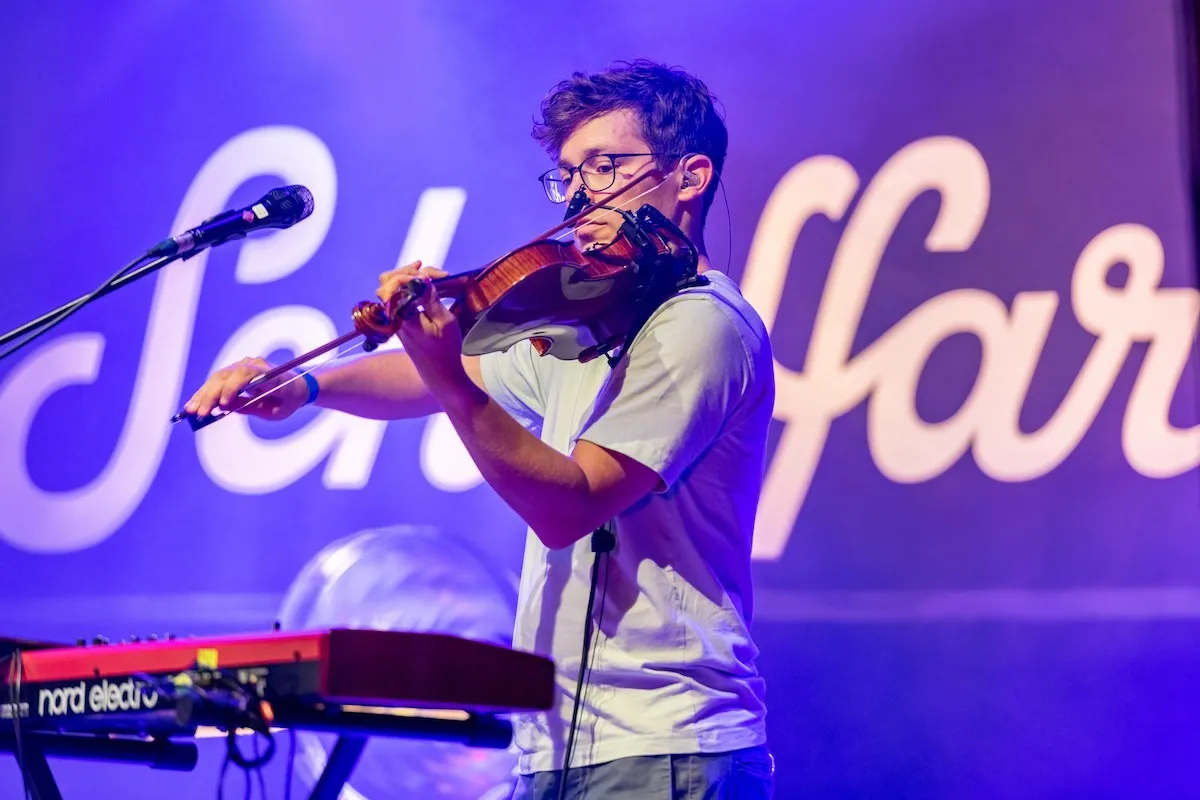 Musiker mit Violine auf der Schaffarei Bühne