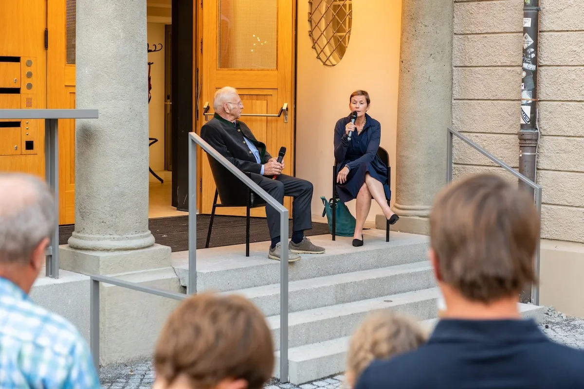 Michaela Feuerstein-Prasser im Gespräch mit Herrn Albrecht vor dem Schaffarei Haus