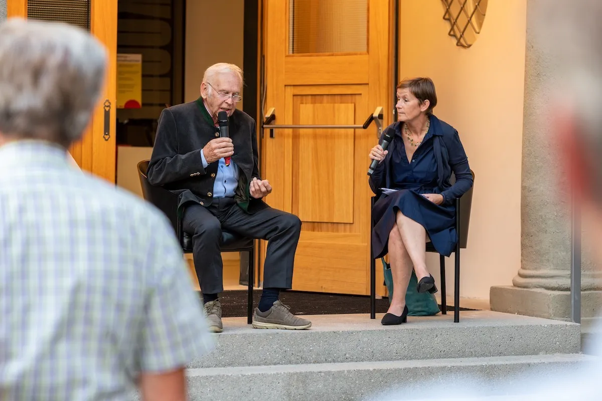 Michaela Feuerstein-Prasser im Gespräch mit Herrn Albrecht vor dem Schaffarei Haus