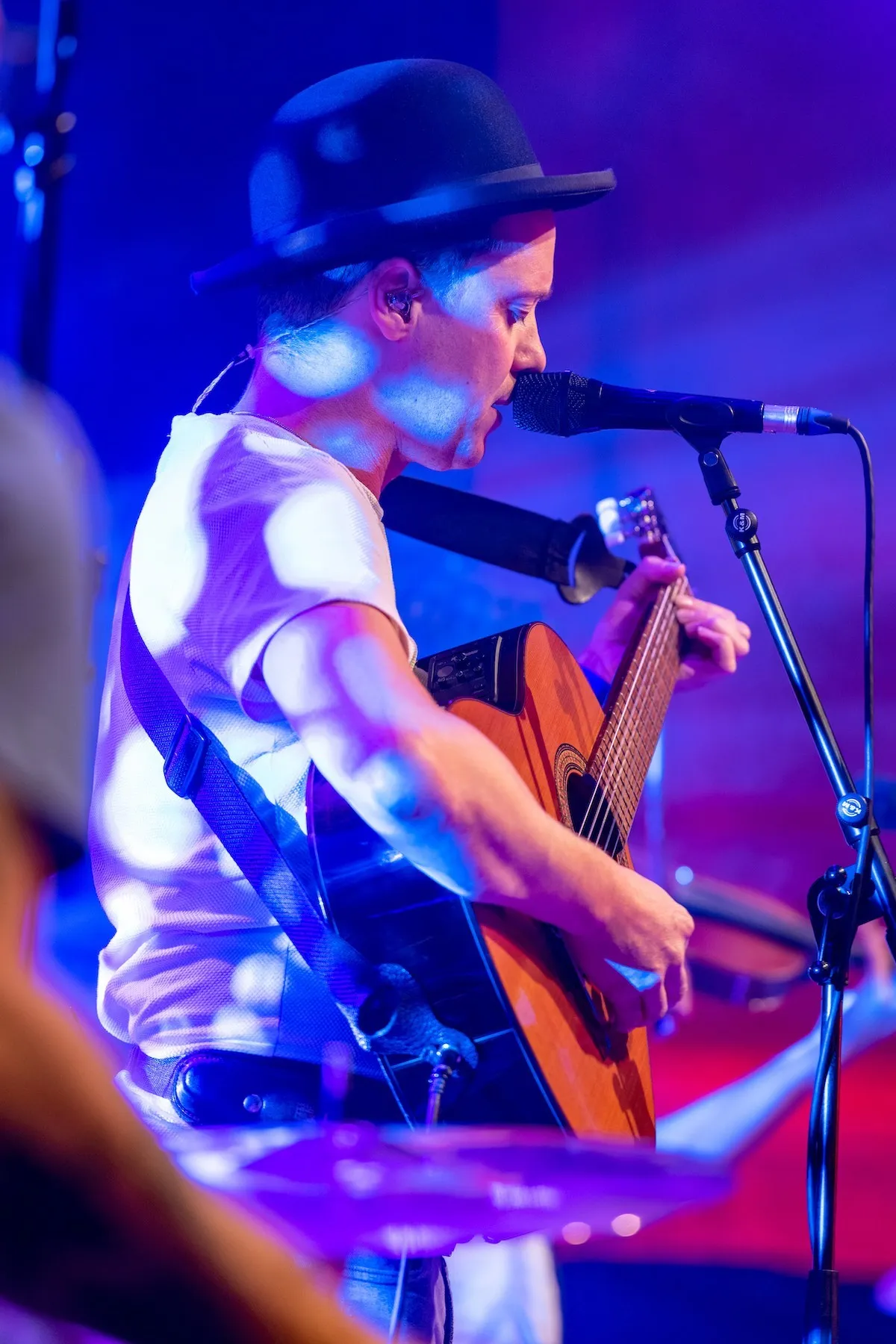 Sänger mit Hut und Gitarre auf der Schaffarei Bühne