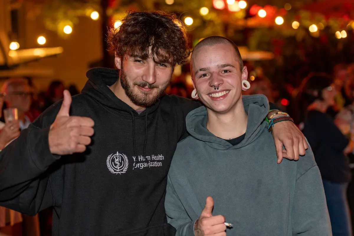 Zwei lachende Männer mit Daumen nach oben beim Schaffarei Festival