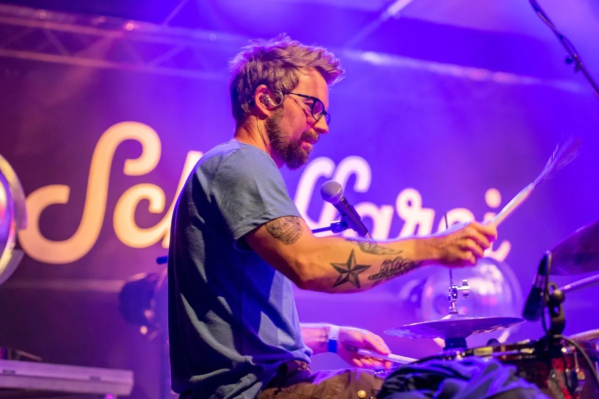 Schlagzeuger mit Brille auf der Schaffarei Bühne