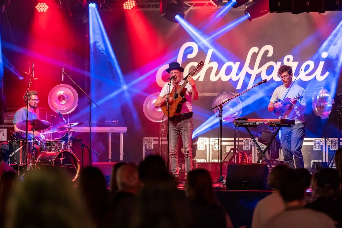 Schlagzeuger, Sänger und Violinist auf der Schaffarei Bühne