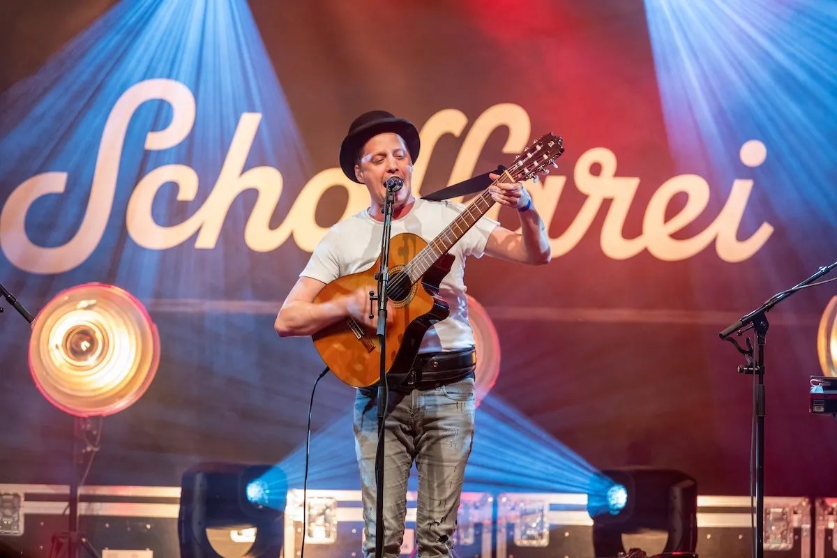 Musiker mit Hut und Gitarre auf der Schaffarei Bühne