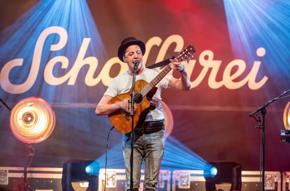 Musiker mit Hut und Gitarre auf der Schaffarei Bühne