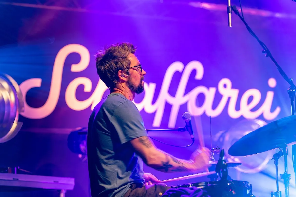 Schlagzeuger mit Brille auf der Schaffarei Bühne