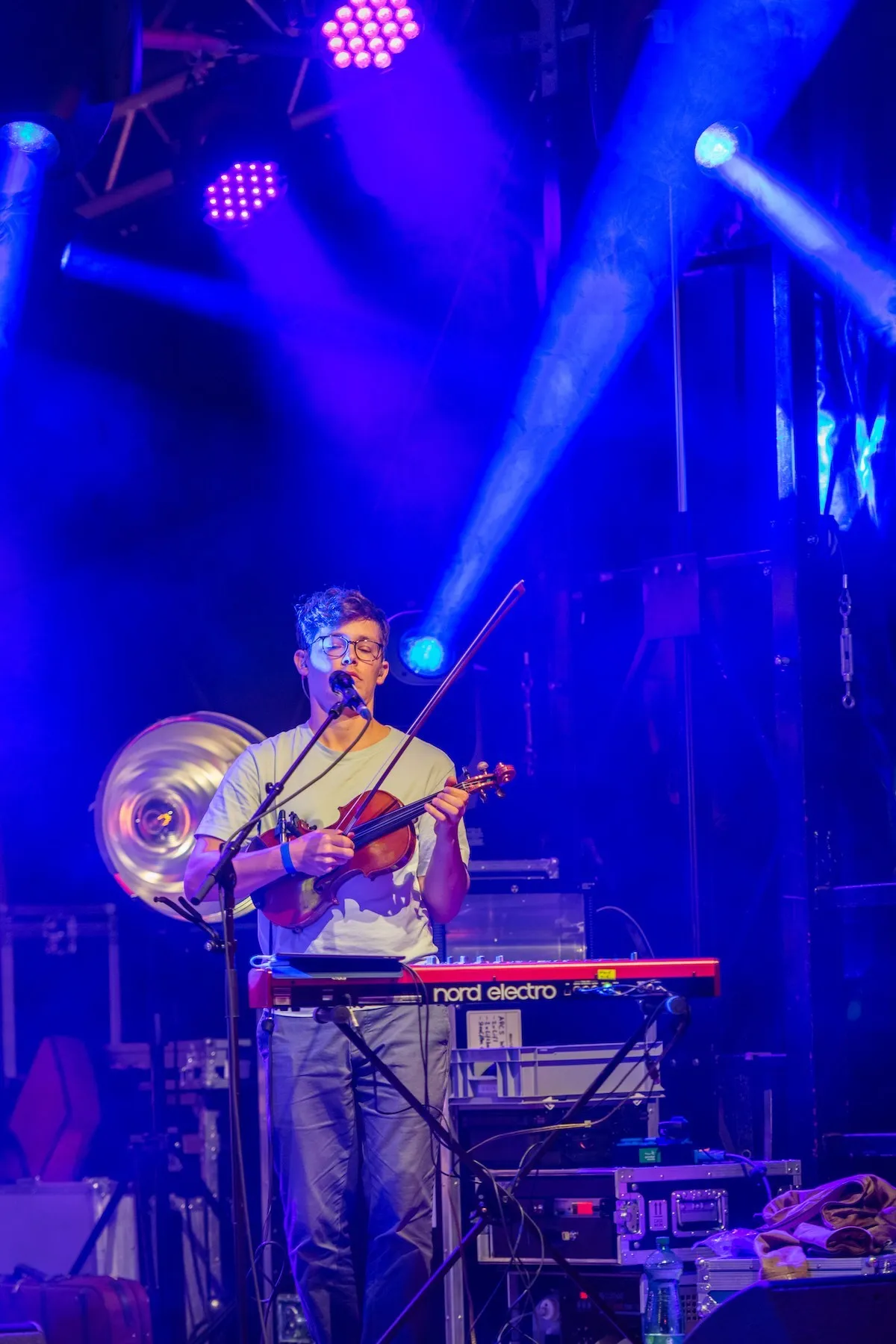 Musiker mit geschlossenen Augen und Brille und mit Violine in der Hand auf der Schaffarei Bühne