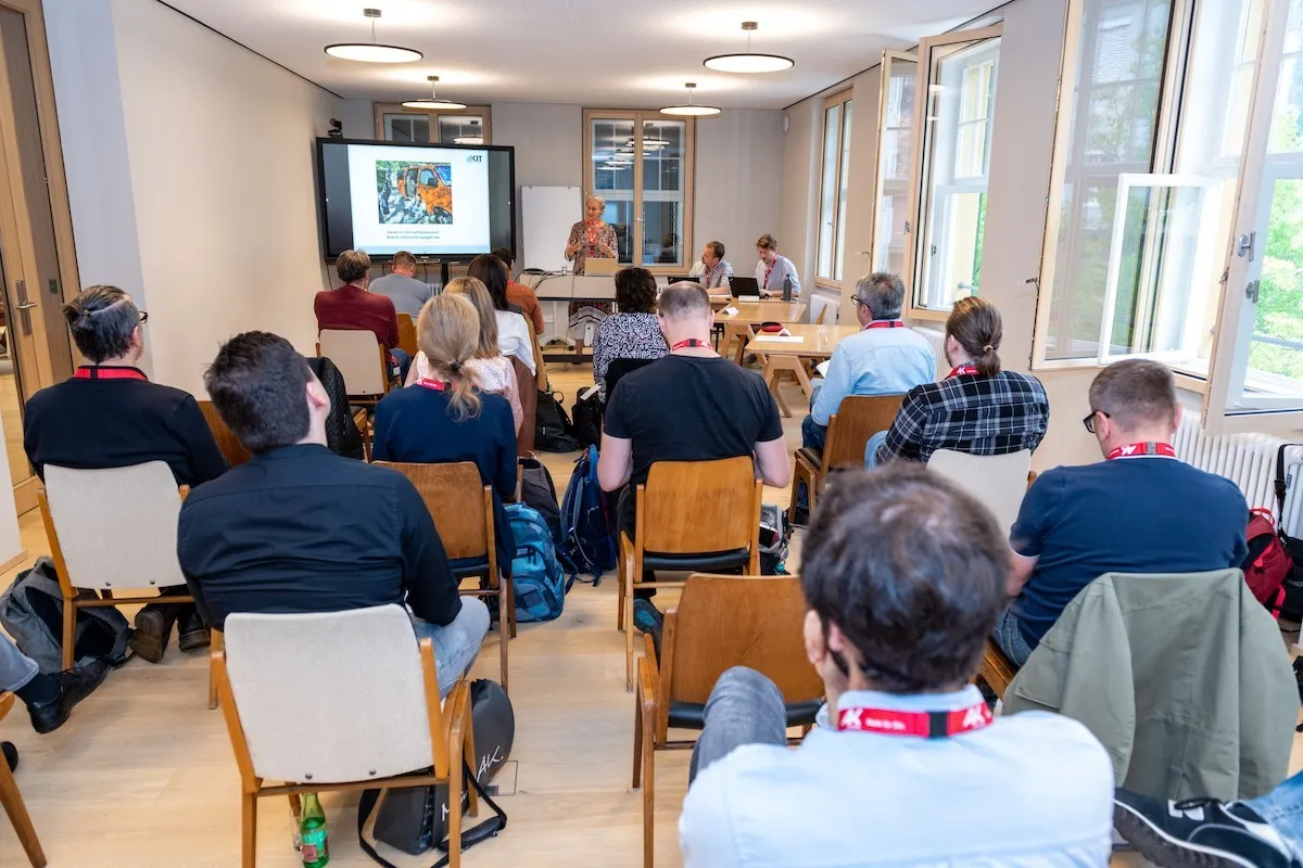 Seminarbesucher von hinten in einem Seminarraum der Schaffarei, Bildschirm und Vortragende sind vorne