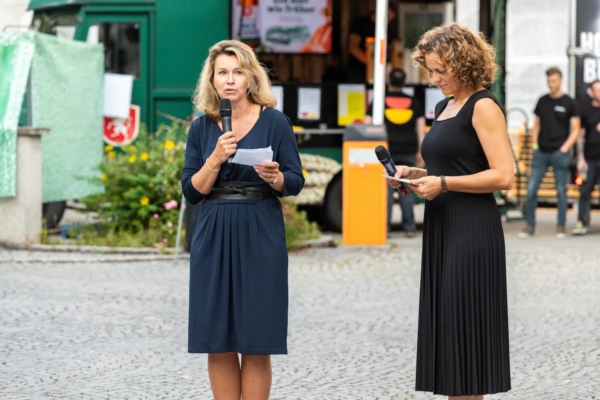 Eva King und Raffaela Rudigier-Gerer bei der Moderation bei der Schaffarei Eröffnung 2021