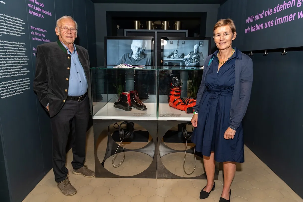 Michaela Feuerstein-Prasser und Herr Albrecht vor der Museum des Wandels Ausstellung