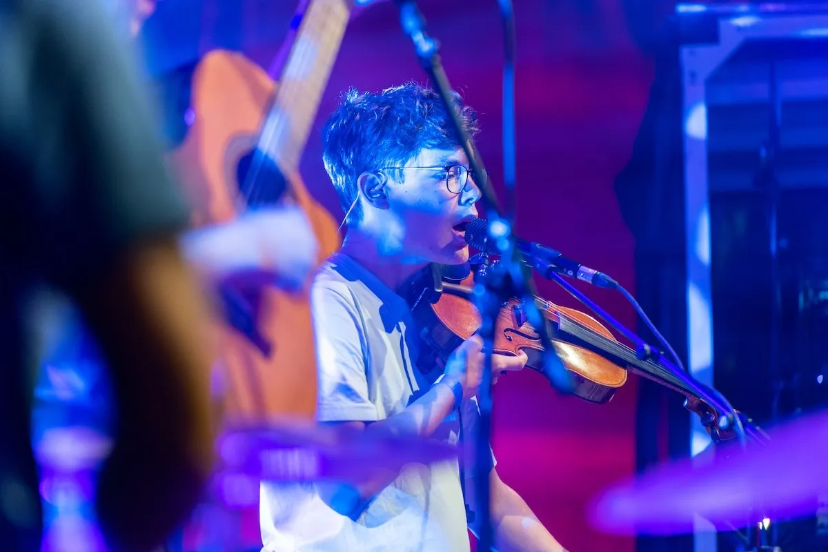 Musiker mit Brille und Violine auf der Schaffarei Bühne