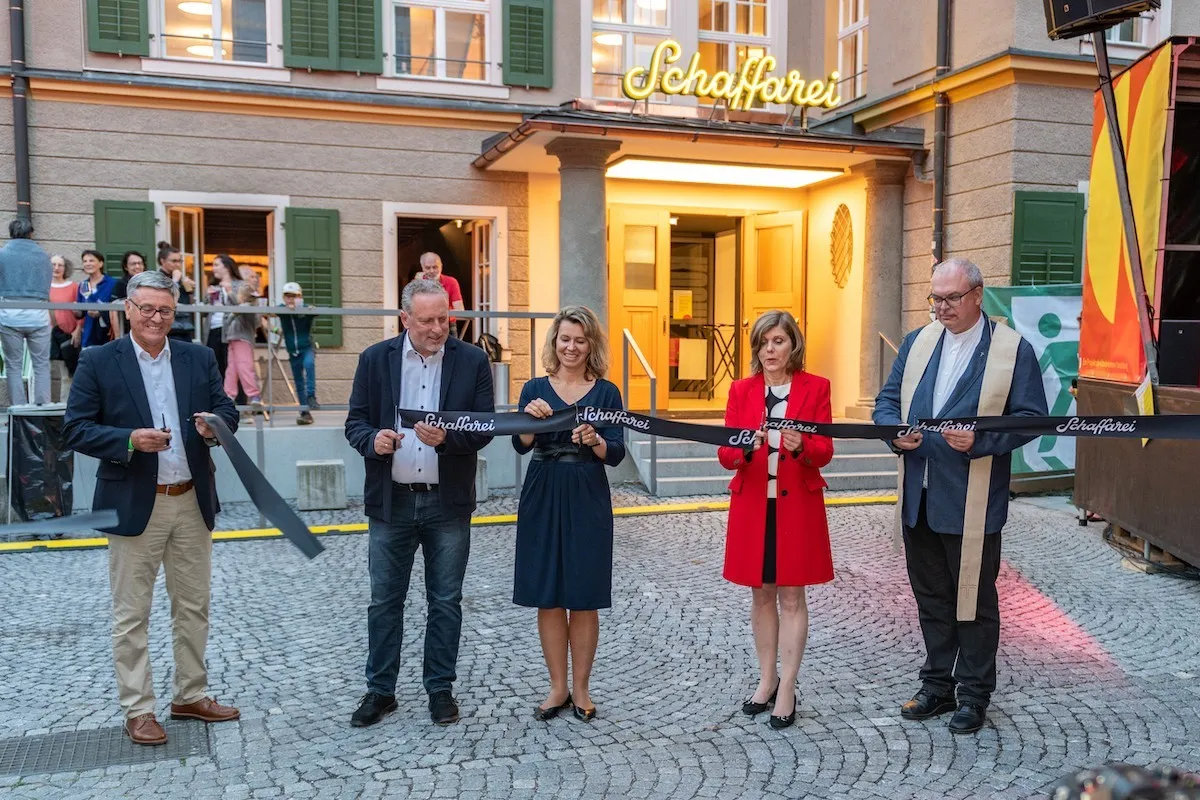 Band mit Schaffarei Schriftzug wird feierlich durchgeschnitten