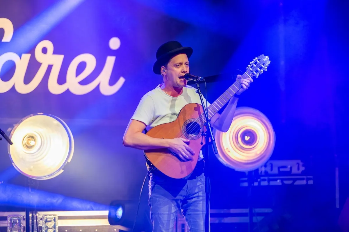Sänger mit Hut und Gitarre auf der Schaffarei Bühne