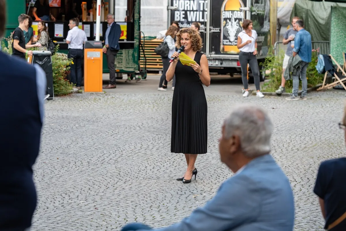 Moderatorin Raffaela Rudigier-Gerer in schwarzem Kleid beim Schaffarei Festival