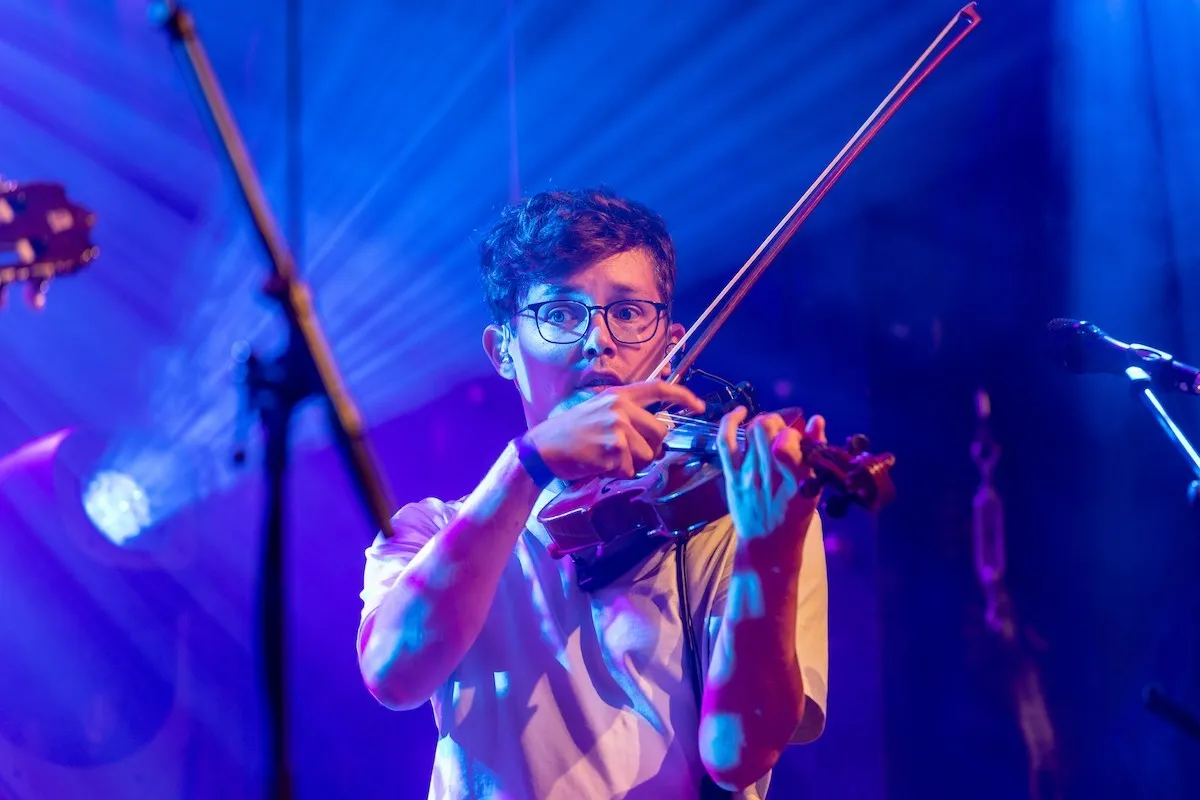 Musiker mit Brille und Violine auf der Schaffarei Bühne