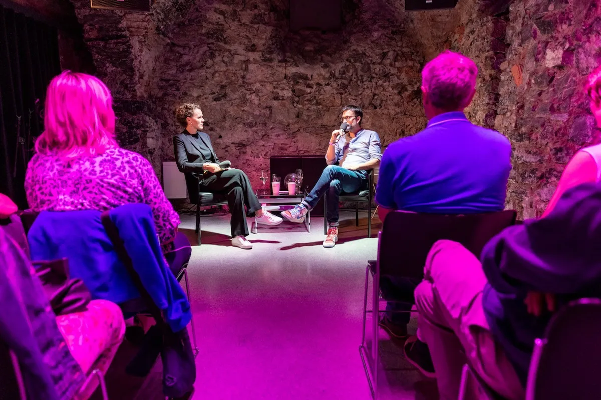 Arbeitsleibensgeschichte mit Cornel Hess und Moderatorin Raffaela Rudigier Gerer