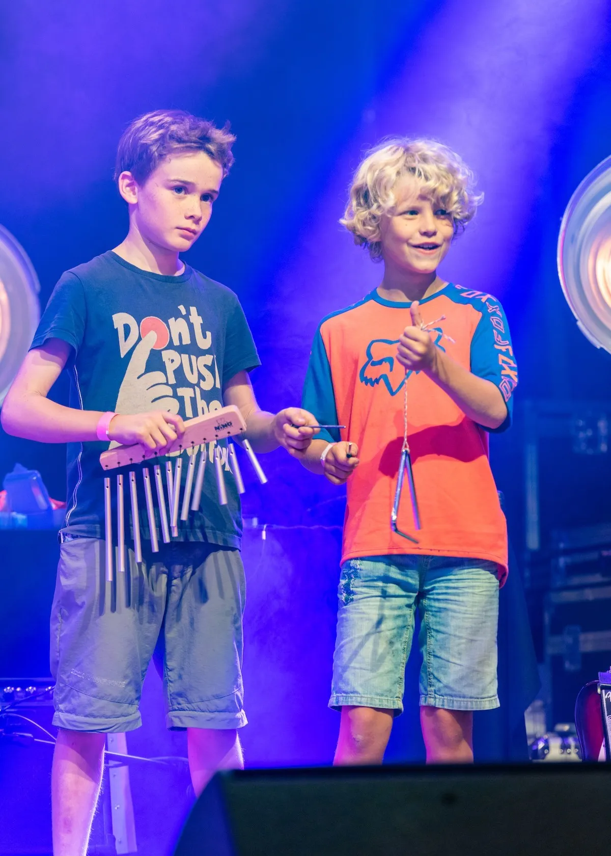 2 Kinder auf der Schaffarei Bühne am Mitspielen