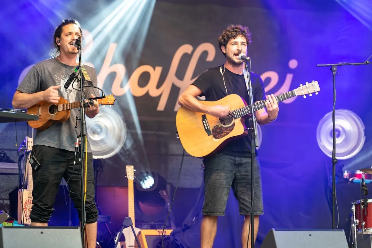 Zwei Gitarrenspielende Sänger auf der Schaffarei Bühne