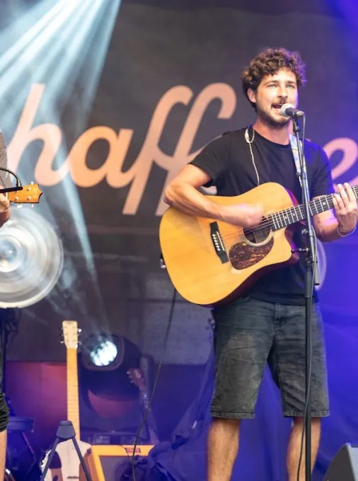 Zwei Gitarrenspielende Sänger auf der Schaffarei Bühne