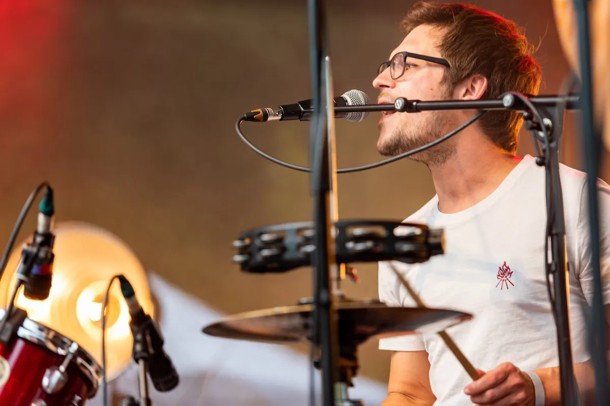 Schlagzeuger mit Brille auf der Schaffarei Bühne in Nahaufnahme