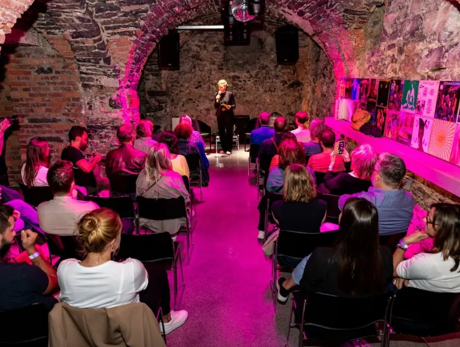 Theater Mut - Wut Eröffnung mit Moderatorin Raffalea Rudigier Gerer