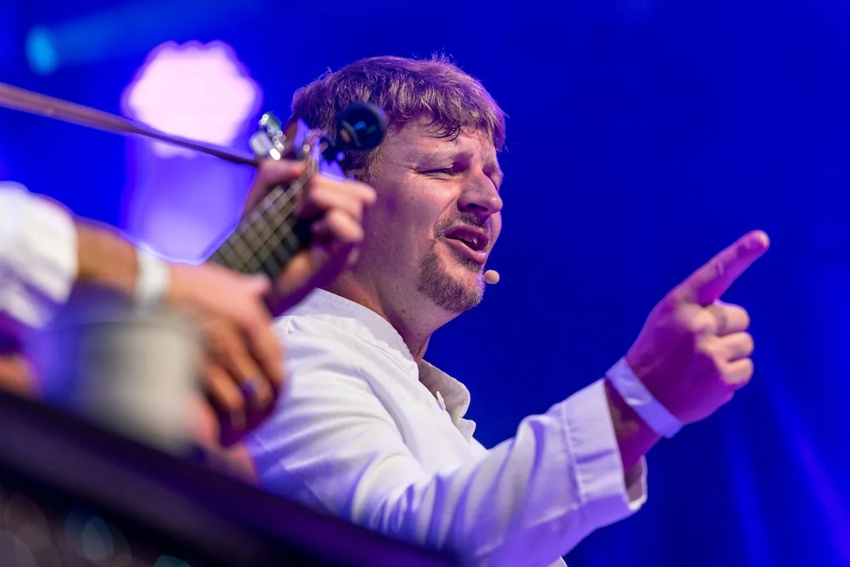 Einer der drei Friseure auf der Schaffarei Bühne