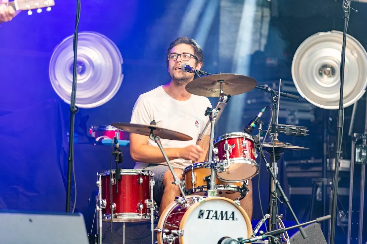 Schlagzeuger mit Brille auf der Schaffarei Bühne