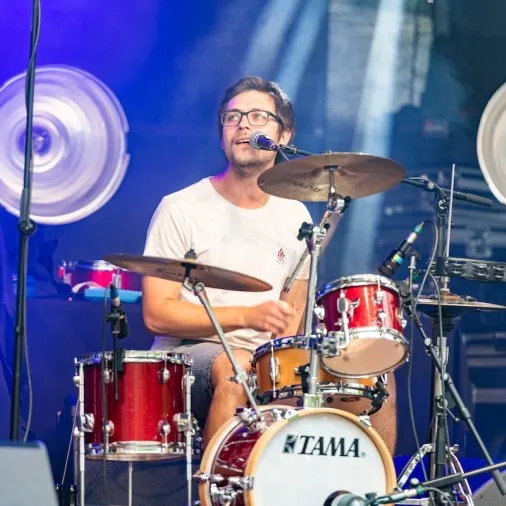 Schlagzeuger mit Brille auf der Schaffarei Bühne