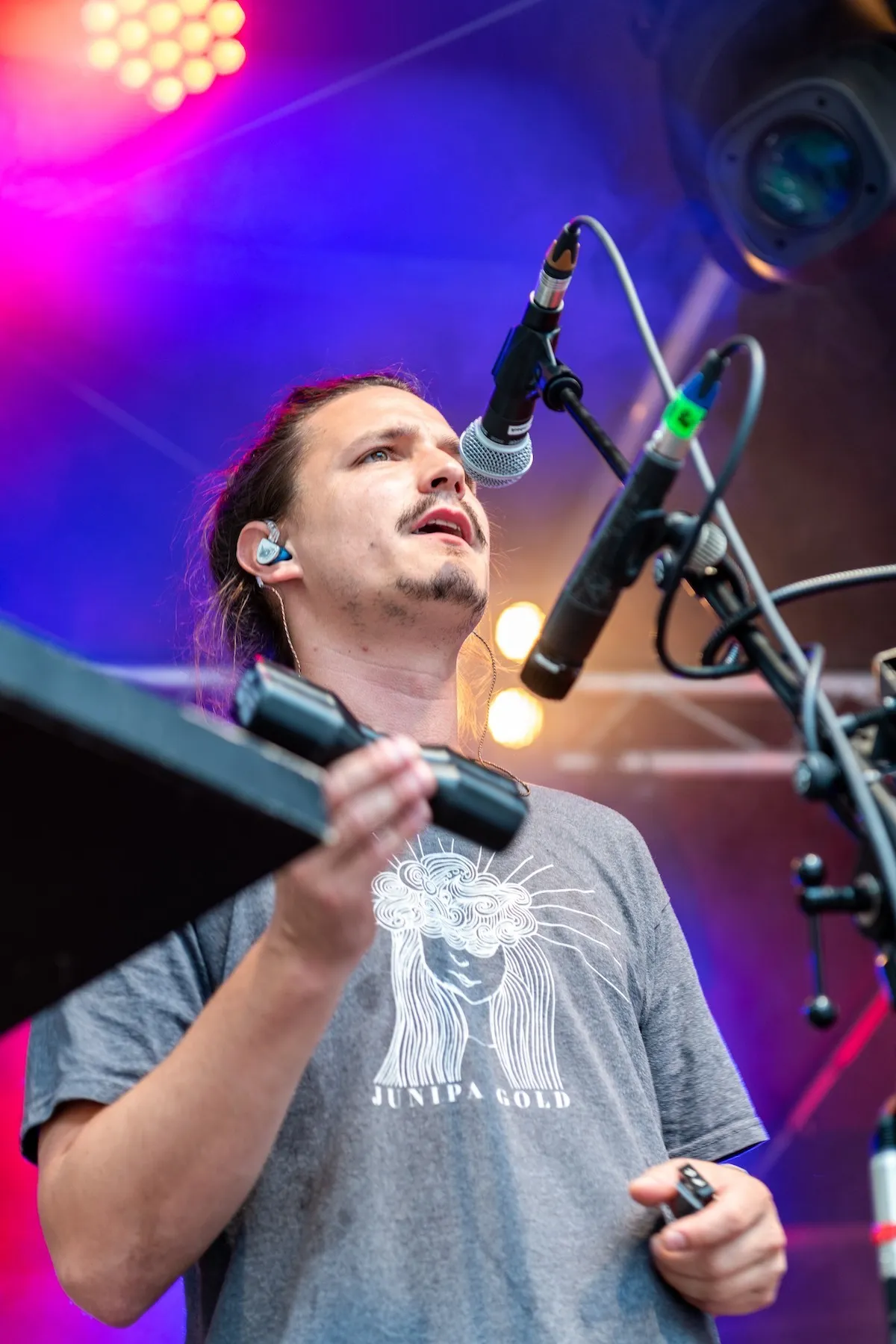 Sänger mit kleinem Instrument in der Hand auf der Schaffarei Bühne