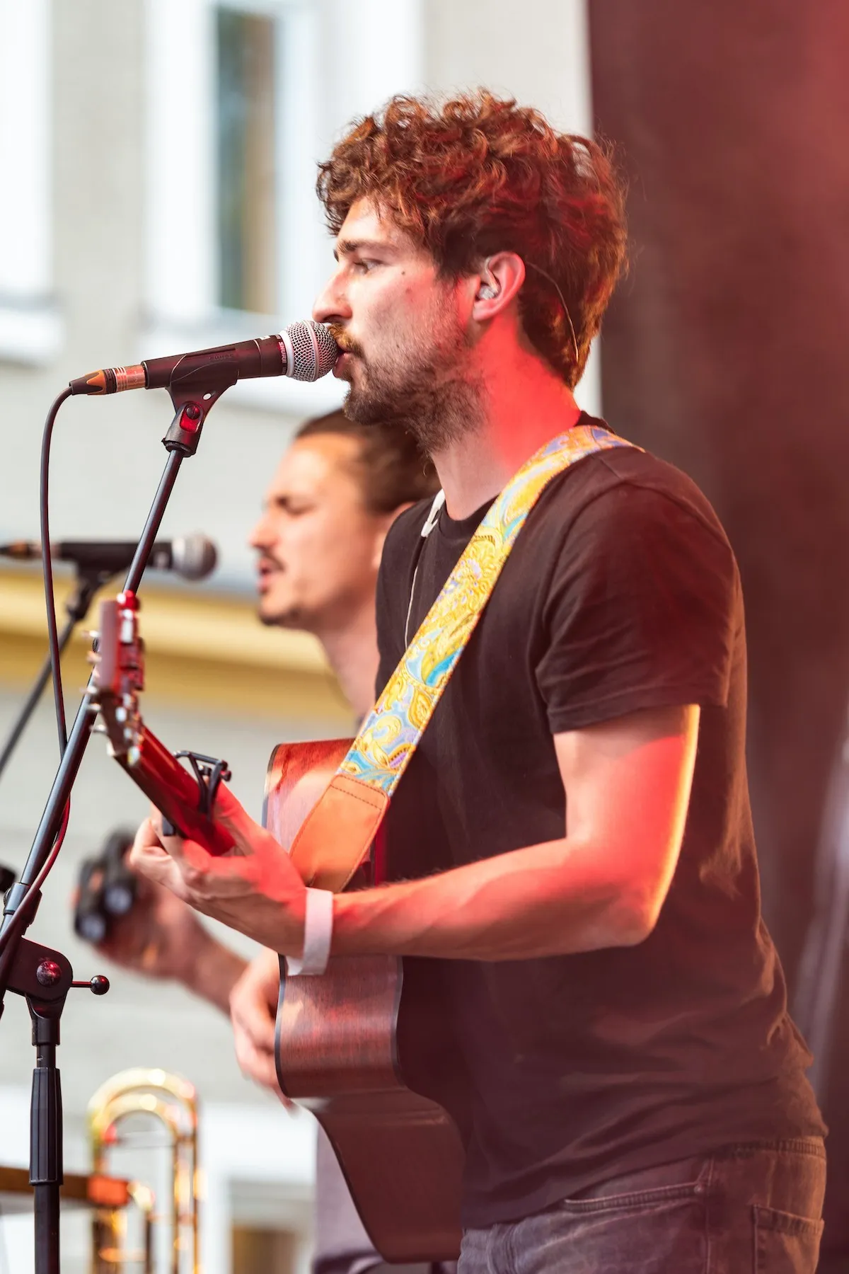 Zwei Sänger mit Gitarre auf der Schaffarei Bühne