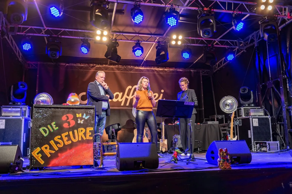 Moderatorin Raffaela Rudigier Gerer AK Präsident Hubert Hämmerel und Eva King auf der Schaffarei Bühne