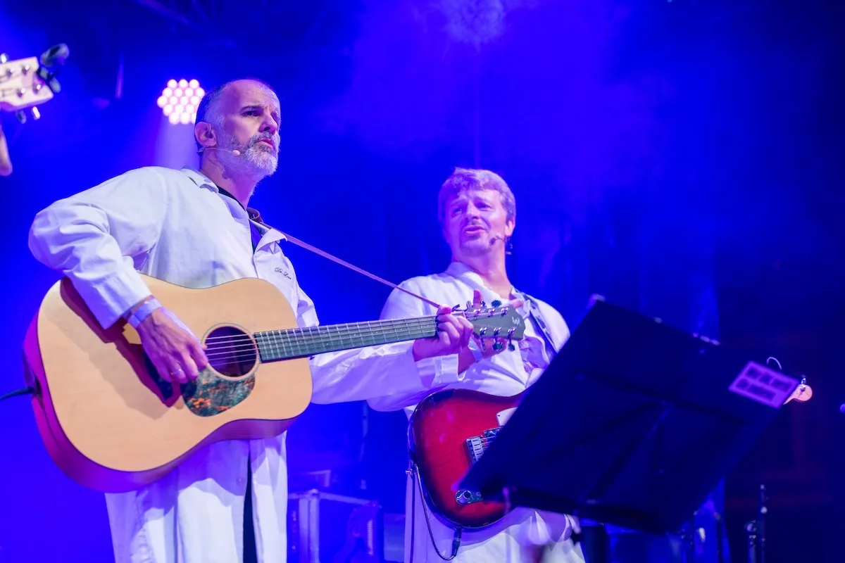 Zwei der drei Friseure auf der Schaffarei Bühne