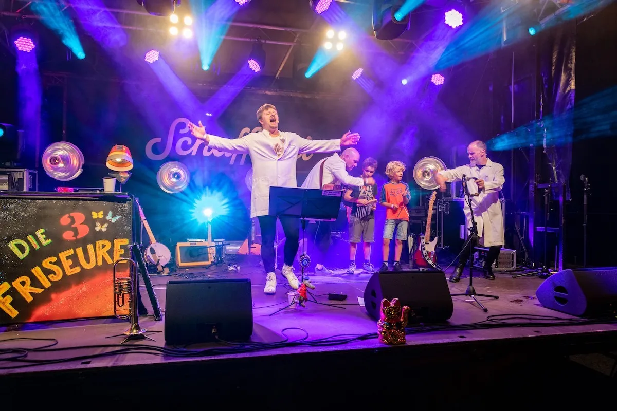 Die drei Friseure auf der Schaffarei Bühne