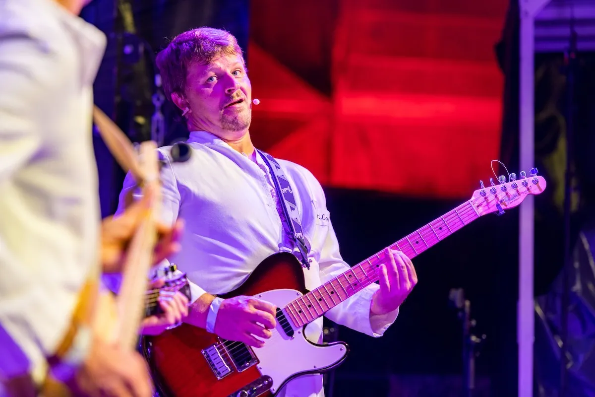 Einer der drei Friseure auf der Schaffarei Bühne