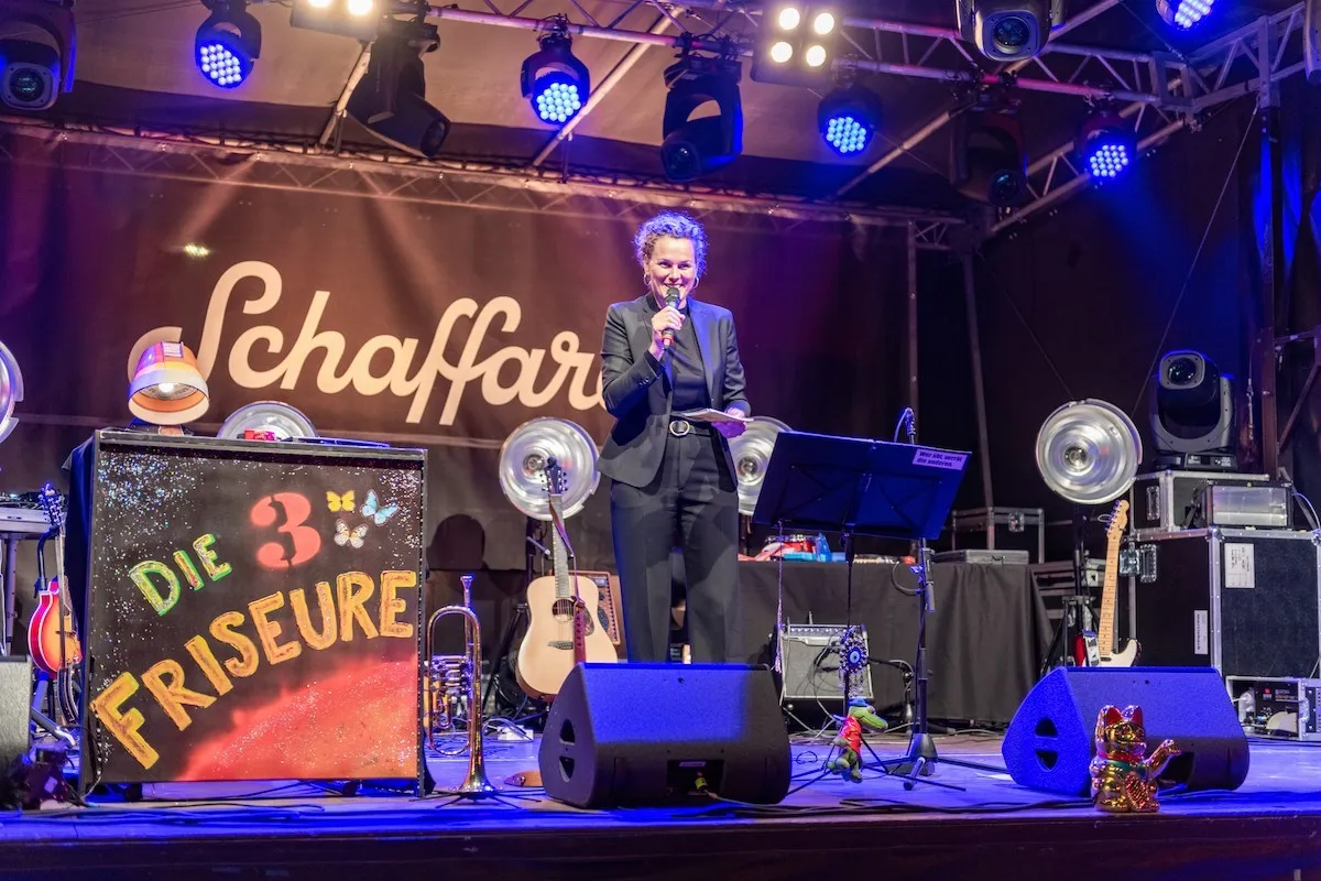 Moderatorin Raffalea Rudigier Gerer auf der Schaffarei Bühne