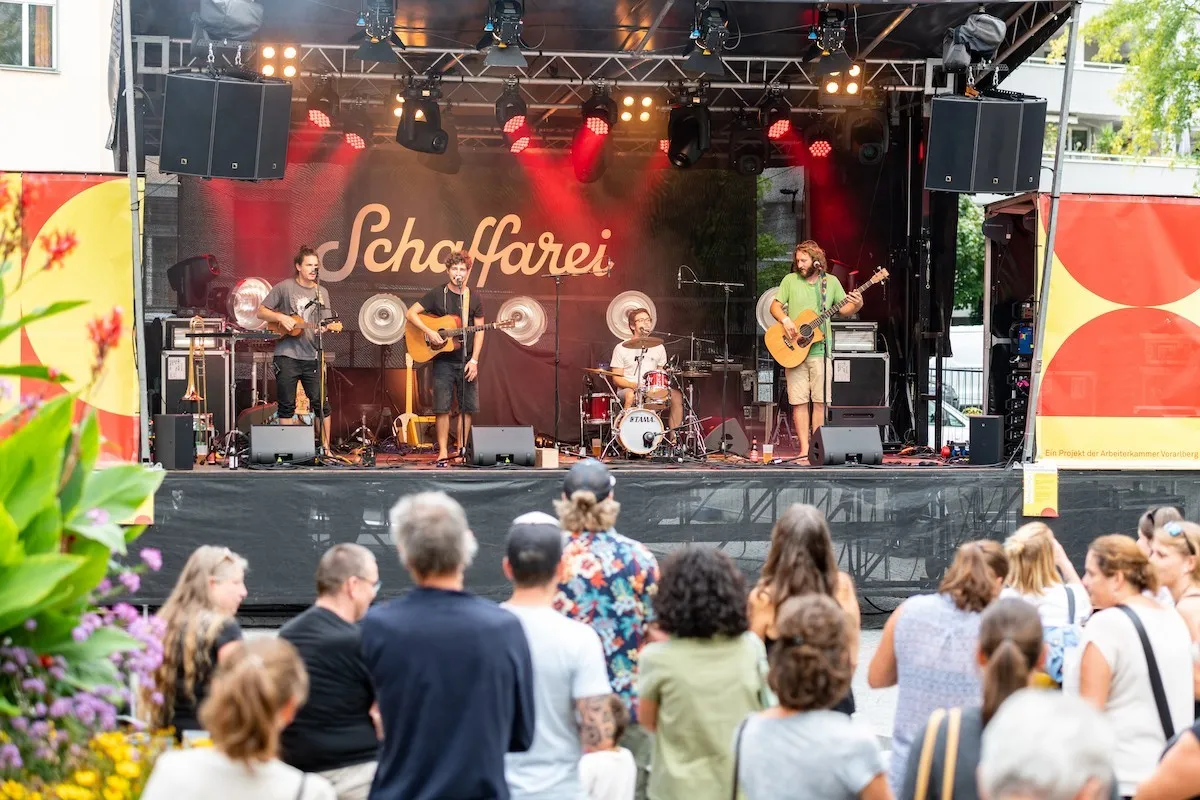 Band auf der Schaffarei Bühne und Publikum im Vordergrund